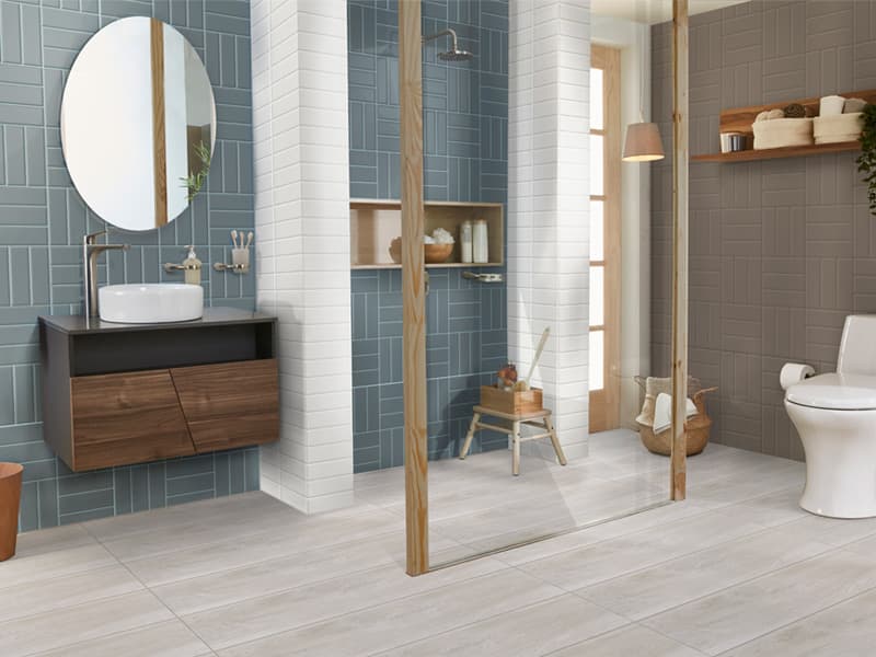 Baño moderno con bricks en tonos neutros