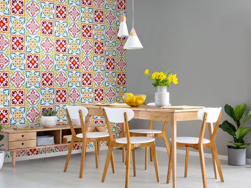 Comedor con luz natural y pared en hidráulicos