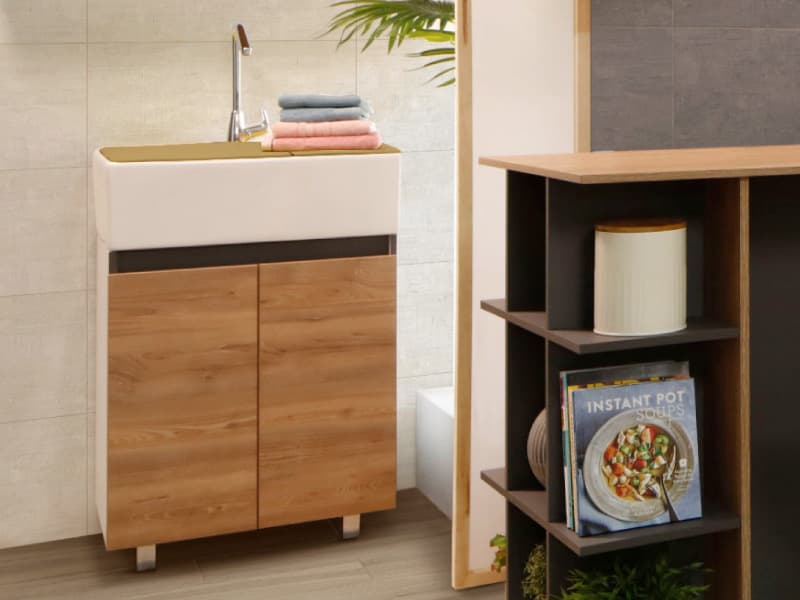 Zona de ropas con lavadero organizado