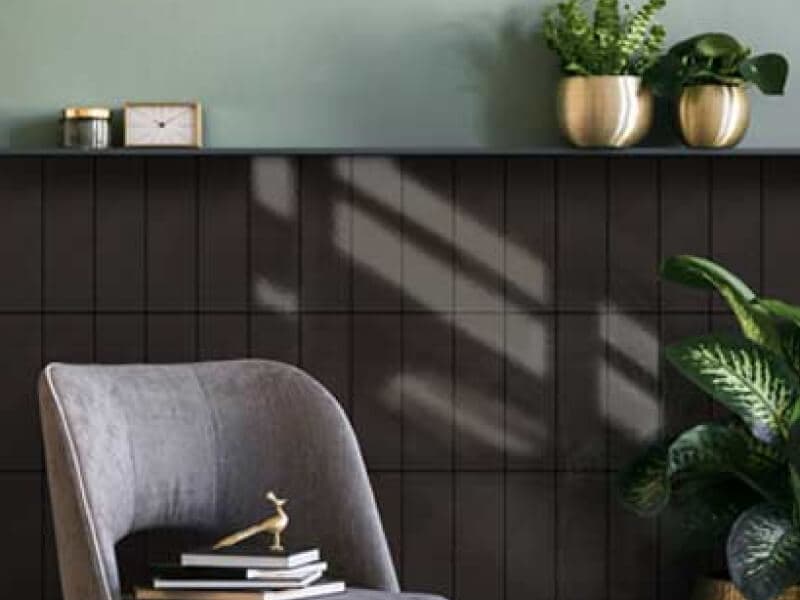 Sala con bricks negros y piso PORCELANATO