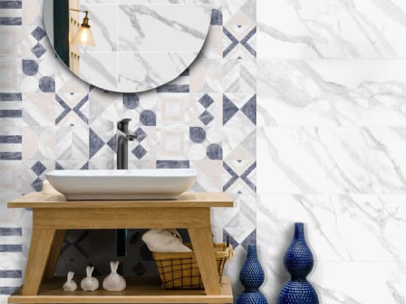 Baño en gris y azul con pared mármol