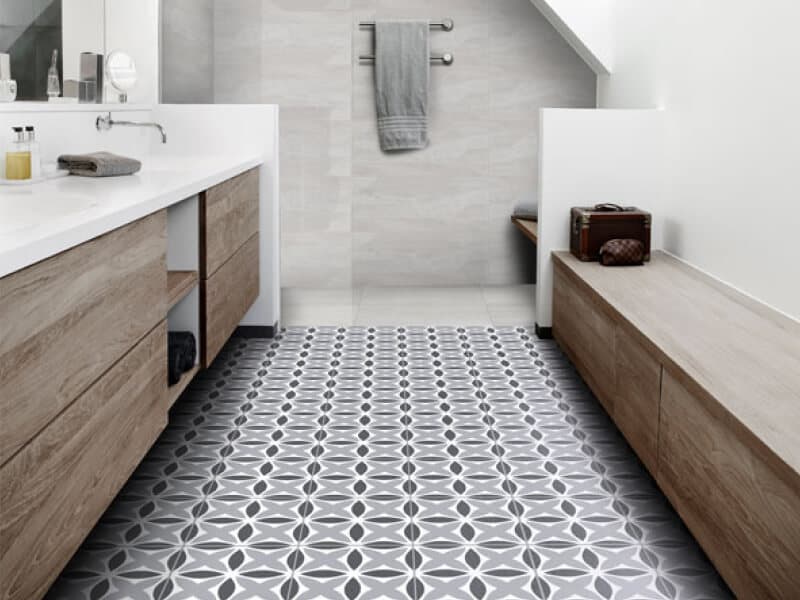 Baño grande con hidráulicos en blanco y negro