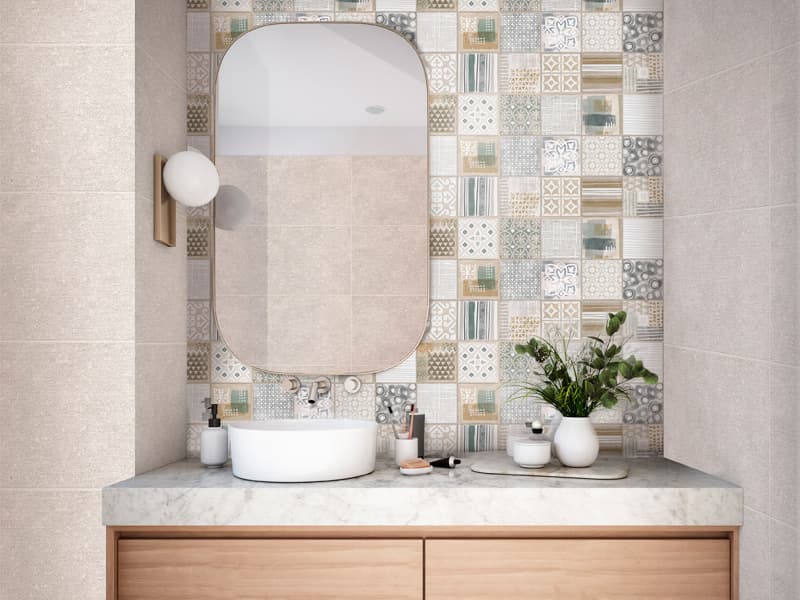 Baño ecléctico con base decorada