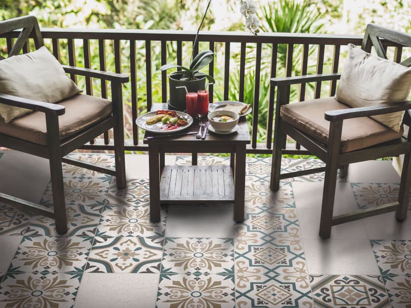 Balcón moderno con colores claros y piso en hidráulico