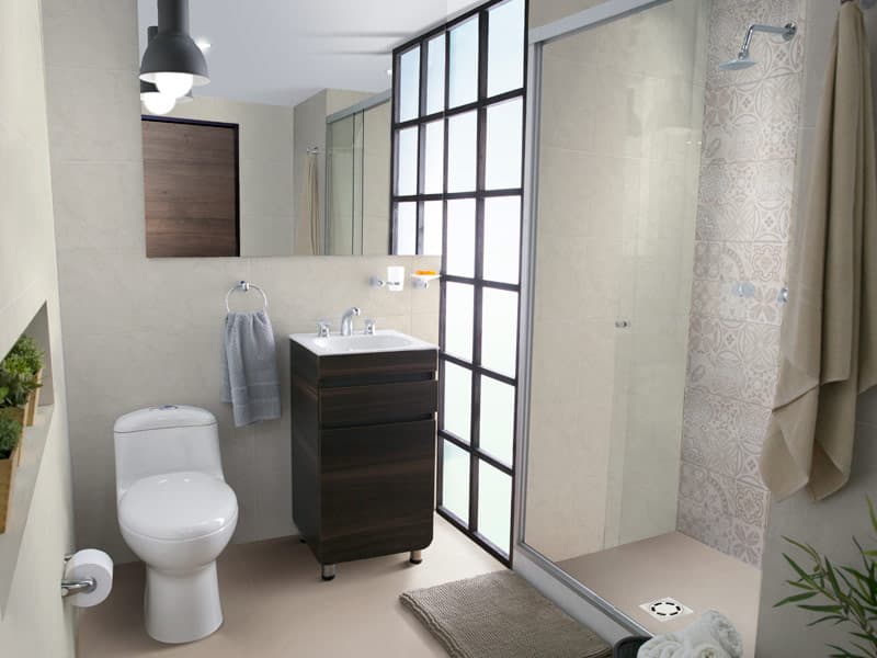 Baño natural pequeño con diseño funcional