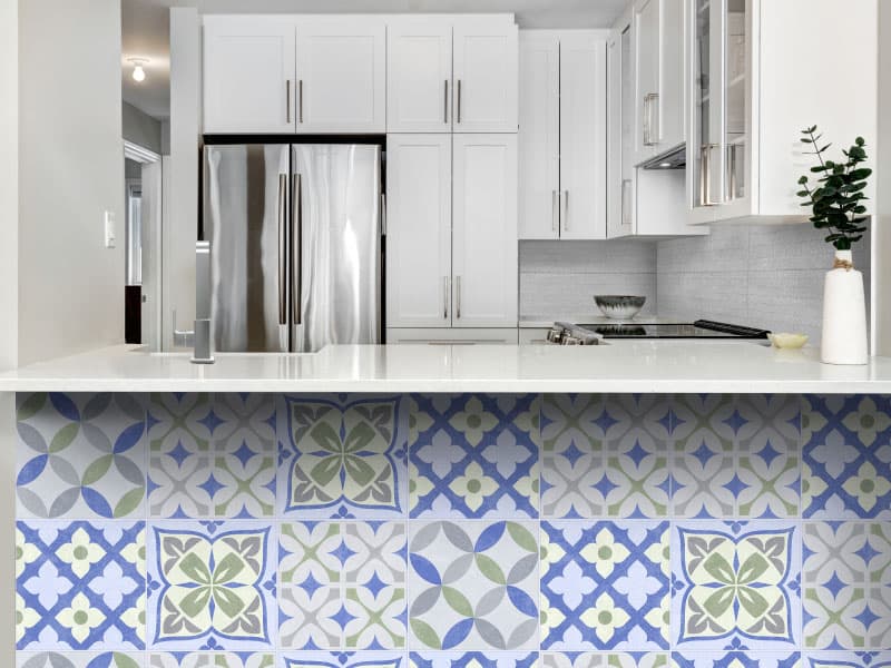 Cocina minimalista blanca con hidráulico en la barra