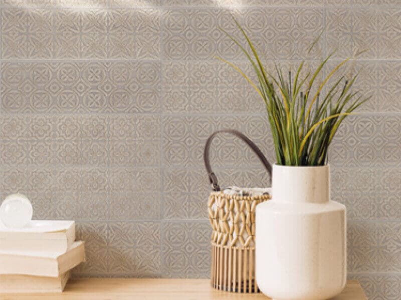 Baño color arena con luz natural