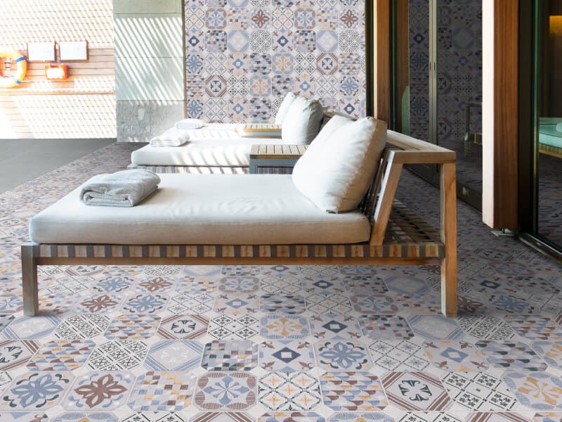 Zona de descanso de piscina wellness