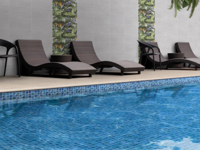 Piscina grande con diseño tropical