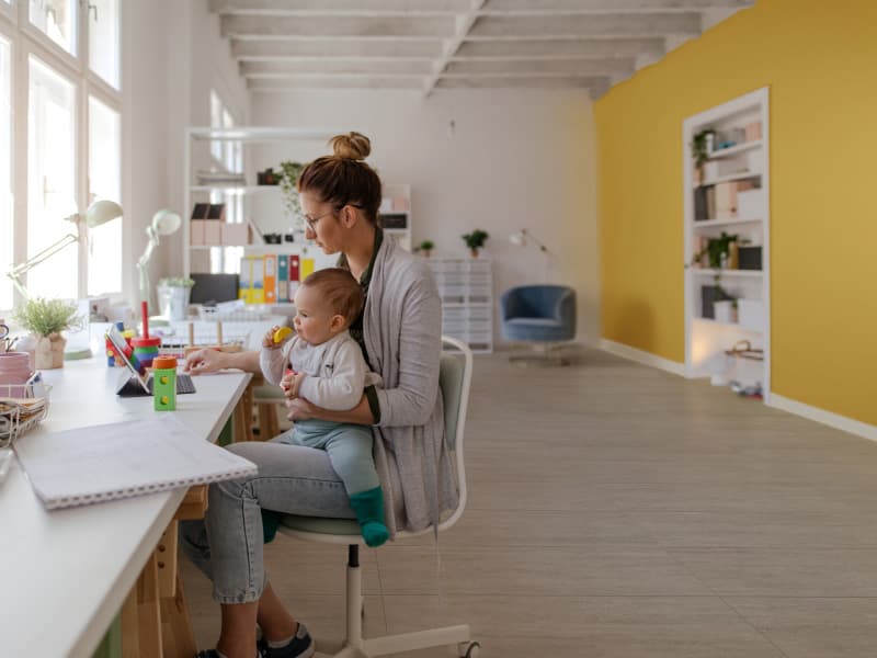 Estudio grande y moderno con piso claro