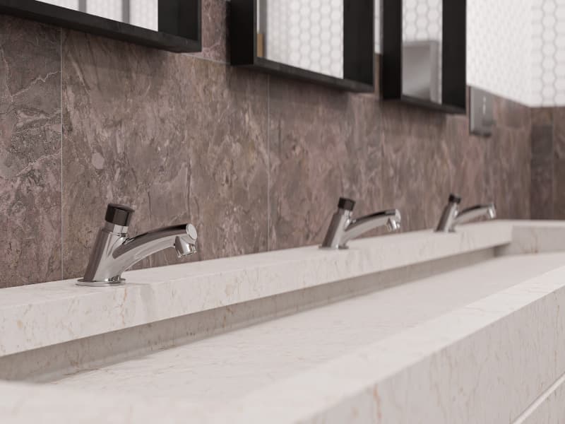 Zona de lavamanos en baño comercial