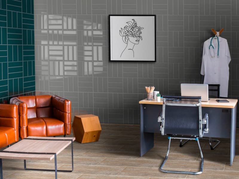 Estudio con diseño sobrio y bricks en la pared