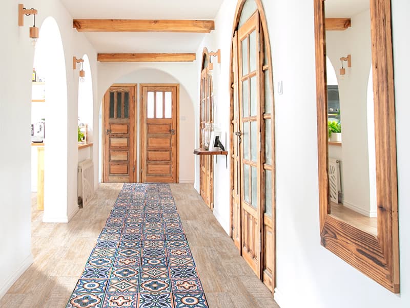 Pasillo interior rústico moderno