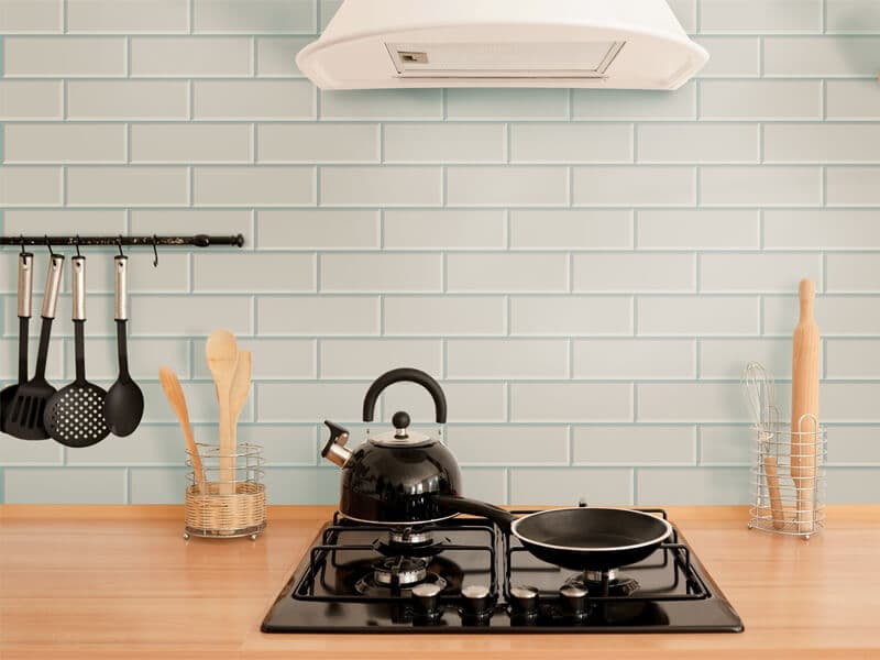 Cocina con brick y junta azul aguamarina