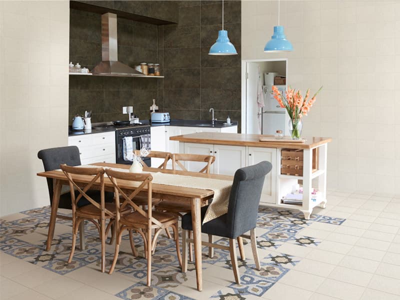 Cocina comedor natural en tonos neutros