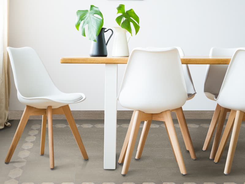 Comedor blanco con piso en tono cálido