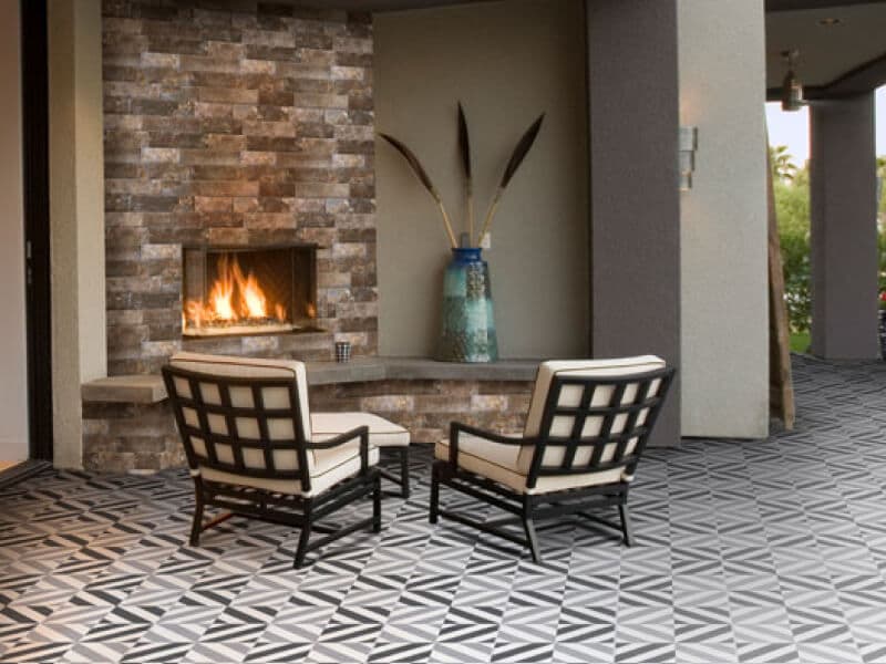 Terraza cómoda con chimenea y piso en hidráulico