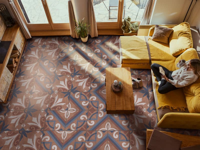 Sala con estilo rústico y piso en hidráulico