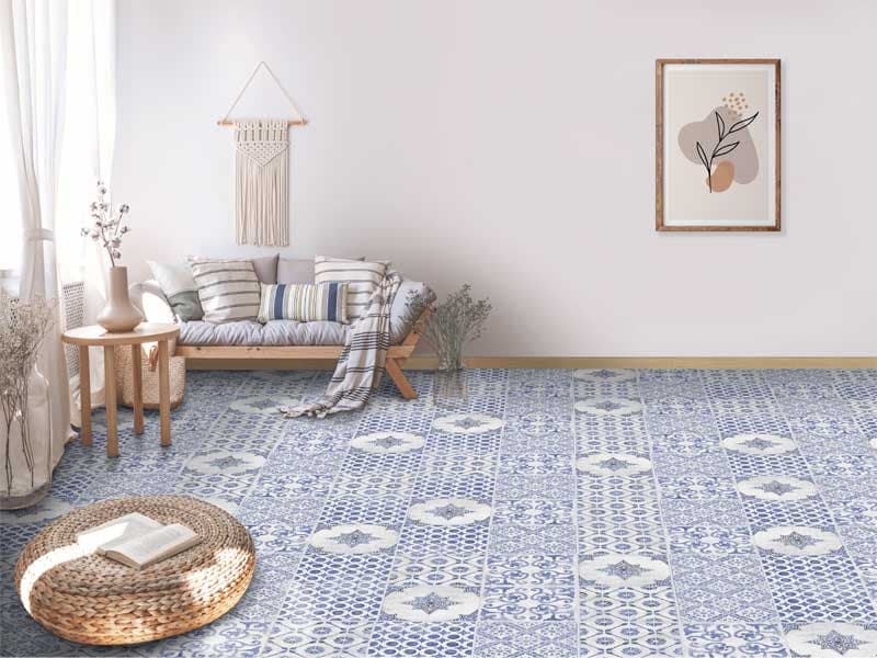 Sala con piso inspirado en los azulejos de Portugal