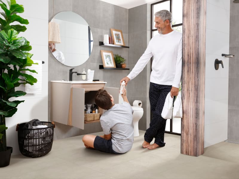 Ambiente para baño amplio con mueble y grifería