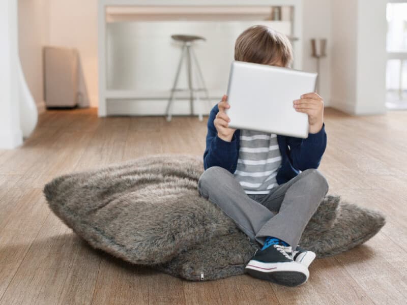 Sala pequeña con piso tipo madera