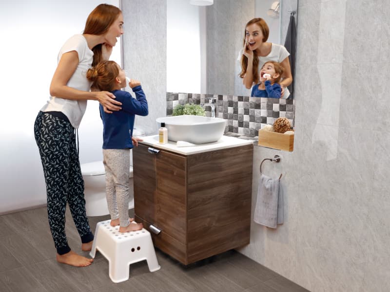 Baño en tonos neutros con elementos brillantes