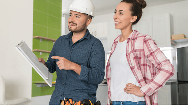 Cliente recibiendo asesoría de remodelación con Corona