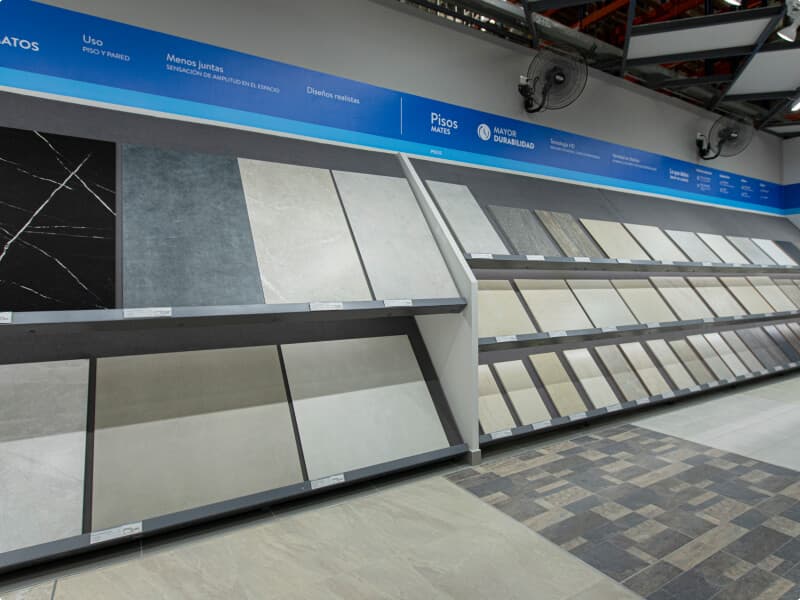 Productos de pisos Corona exhibidos en almacenes Corona