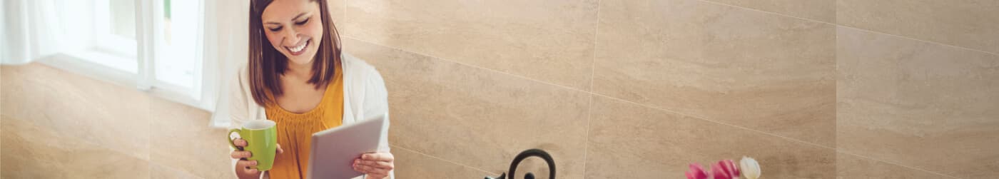 Mujer feliz viendo ambientes simulados en Corona.co