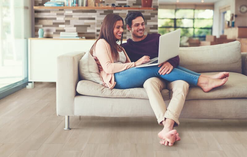 Pareja utilizando el simulador de ambientes Corona.cco